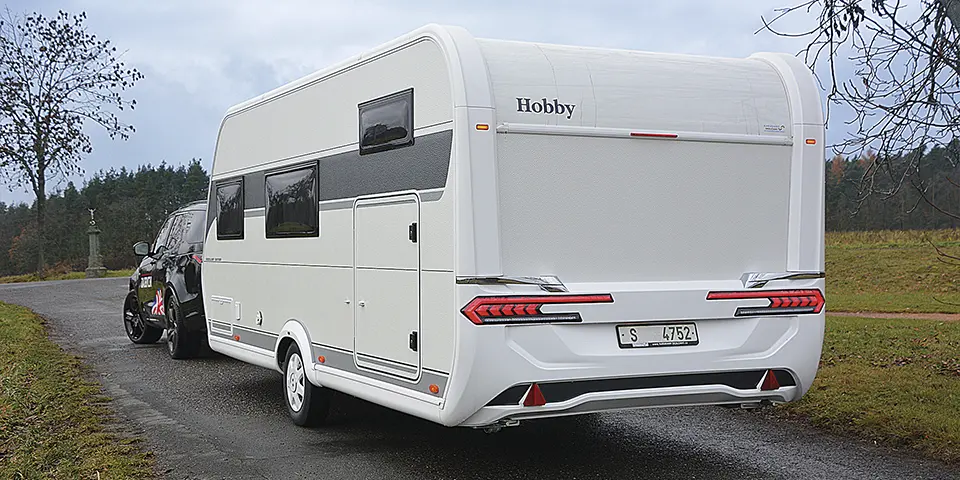 Hobby Excellent Edition 545 KMF a Land Rover Discovery 3,0 D350 Dynamic HSE AWD