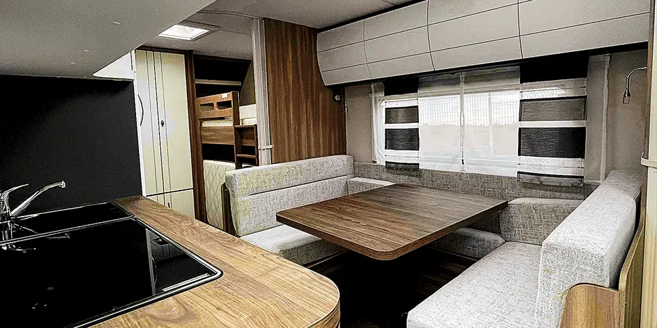 Hobby Excellent Edition 545 KMF a Land Rover Discovery 3,0 D350 Dynamic HSE AWD